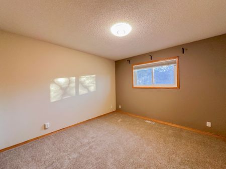 Waterstone Home With Double Garage, Ac & Fireplace - Photo 4