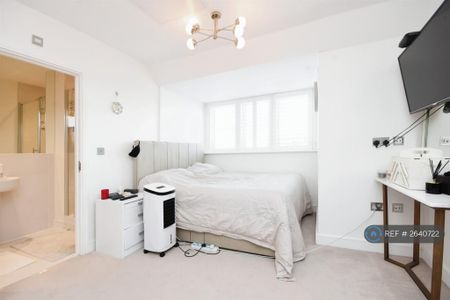 4 bedroom semi-detached house to rent - Photo 4