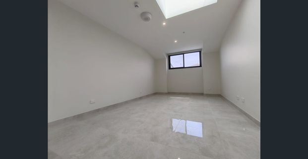 Selection of brand new studio apartments - Available Now - Photo 1