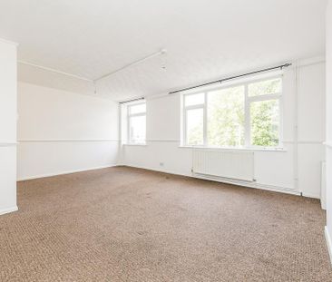 3 bedroom flat to rent - Photo 2