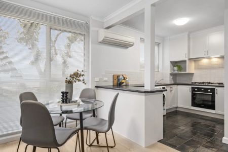 Bright and Modern Apartment Next to Fawkner Park! - Photo 2