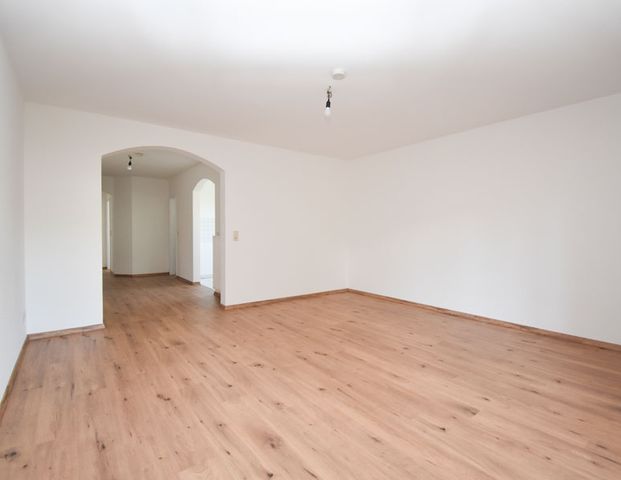 Großzügig geschnittene 3-Zimmer-Wohnung mit sonnigem Balkon! - Photo 1