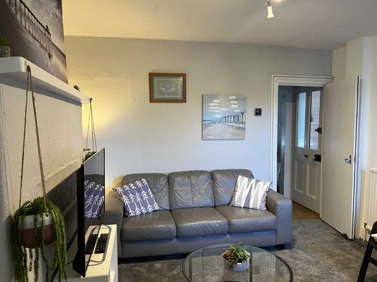 Room 6, 25 Springfield Road, Guildford, Surrey GU1 4DW - Photo 1