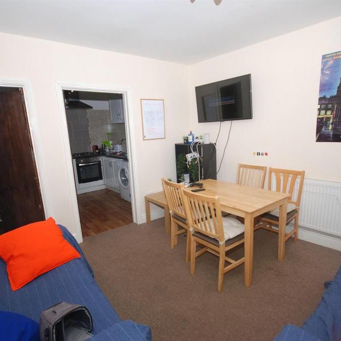 4 bedroom flat to rent - Photo 1