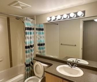 $2000 1 bedroom /1 Bathroom w/Den ( Latitude ) - Photo 4