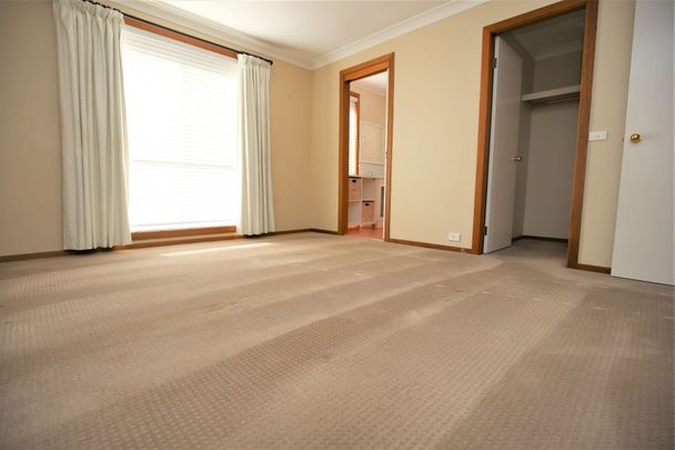 IDEAL FAMILY HOME! - Photo 1