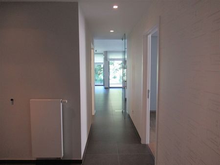 Appartement met 2 slpk's, terras en garage in centrum van Sint-Truiden. - Foto 2