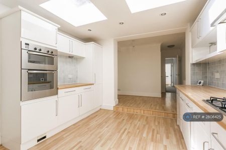 2 bedroom terraced house to rent - Photo 4