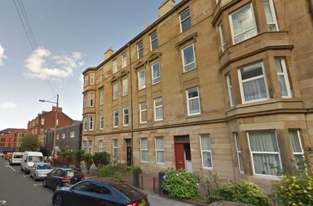 3 Bed Flat - Photo 3