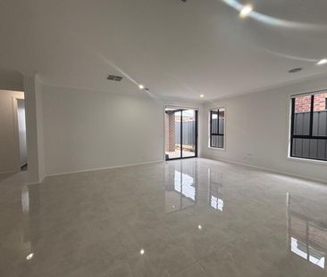 Modern and Spacious 4-Bedroom Family Home with 2 Bathrooms and Doub... - Photo 1