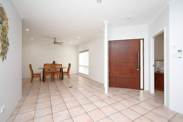 Extra Spacious Family Home - Fully Tiled - Solar - Photo 1