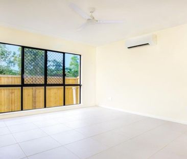 STUNNING FAMILY HOME WITH LAKESIDE LIVING! - Photo 1
