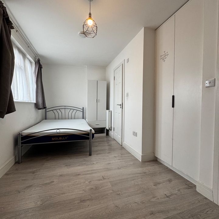 Studio Flat, Great Cambridge Road, N18 - Photo 1