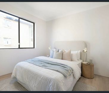 Flawlessly Renovated Apartment in a Prime Beachside Location - Photo 1