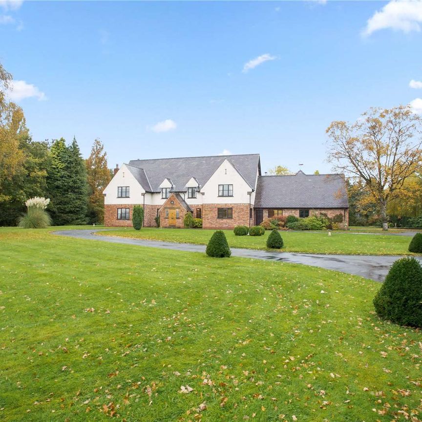 A spacious 5 bedroom detached house with indoor swimming pool, jacuzzi and sauna, well located in a large gated plot on the edge of Wilmslow - Photo 1