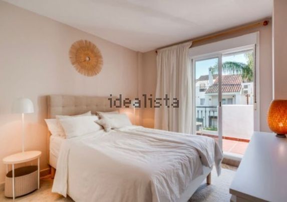 Alquiler de chalet adosado en Nueva Andalucía - Photo 1