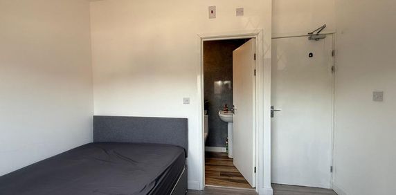 1 bedroom in a house share to rent - Photo 2