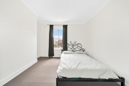 3 bedroom flat to rent - Photo 2