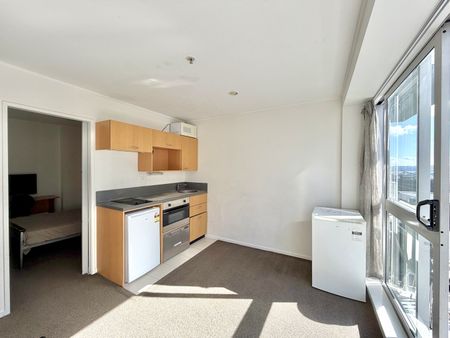 Well Presented 2 Bedroom Apartment - Photo 4
