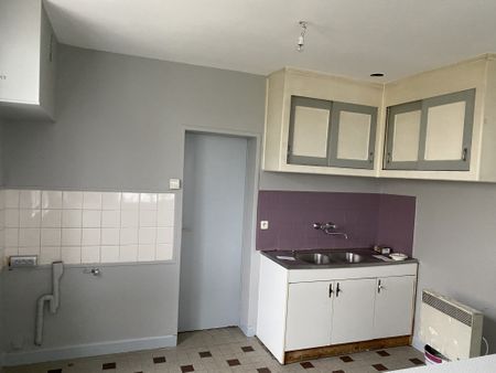 A LOUER - Neuvy Deux Clocher - Maison de 71.66m² avec jardin et garage - Photo 5