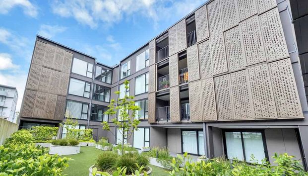 Boutique Top Floor Apartment - City Fringe Location! - Photo 1