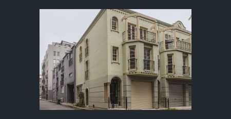 Three-storey townhouse with lock-up garage - Photo 4