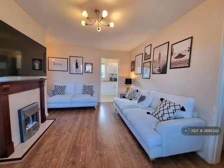 2 bedroom semi-detached house to rent - Photo 4