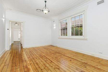 Tranquil Renovated First Floor Apartment in Character Art Deco Block - Photo 3