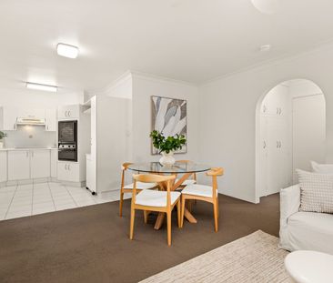 Charming Ground-Floor Retreat in a Premier Wooloowin Pocket - Photo 1