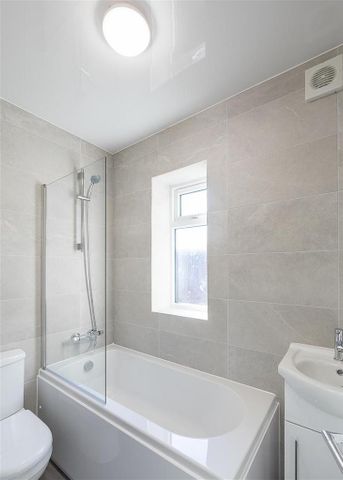 3 bedroom flat to rent - Photo 4