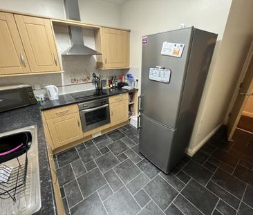 3 bedroom flat to rent - Photo 4