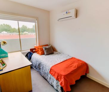 Large 1 Bedroom style 2 - Photo 2