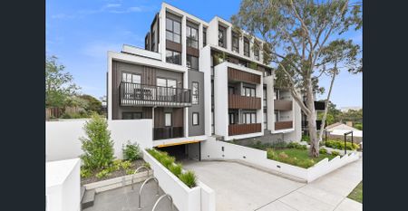 Luxury Ground-Floor Living with Private Courtyard - Photo 3