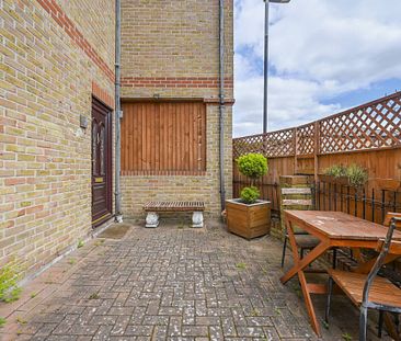 Robin Crescent, Beckton, E6 - Photo 4