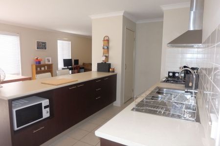 SPACIOUS FAMILY LIVING - Photo 5