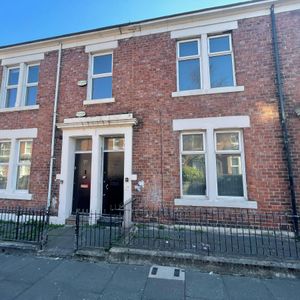 3 bed flat to rent in Croydon Road, Newcastle upon Tyne, NE4 - Photo 2