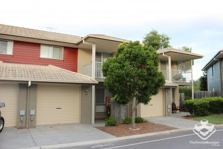 Beautiful townhouse in great location! Available now! - Photo 2