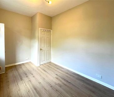 The Crescent, Farnham, Surrey, GU9 - Photo 6