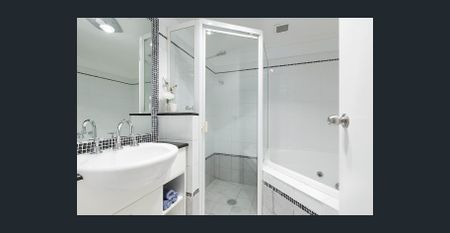 Stylish Modern Apartment with Secure Parking - Photo 3