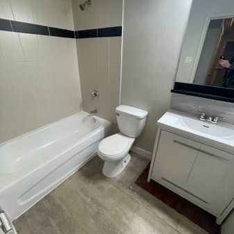 TWO BEDROOM AND BATHROOM MAIN LEVEL UNIT @ PARKWOOD GARDENS - Photo 4