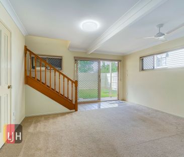 AIR CONDITIONED 2 BEDROOM TOWNHOUSE WITH COURTYARD - Photo 2