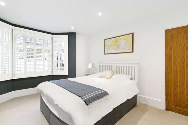 A beautifully presented one bedroom garden flat on Cologne Road, close to Clapham Junction Station. - Photo 1