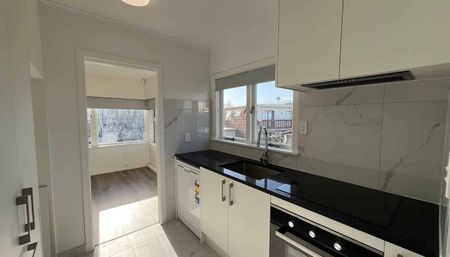 Newly Renovated 3BR Townhouse in Pakuranga Heights - Photo 3