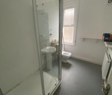1 bedroom in a house share to rent - Photo 6