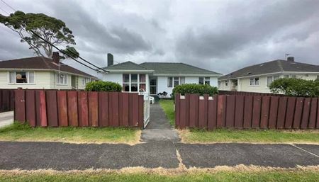 Sunny three bedroom home available now - Photo 5