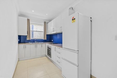 Centrally Positioned, Tastefully Updated, Executive Style, Spacious And Sun-Kissed Two Bedroom Oasis, Only Moments To Transportation, Cafes And Shops - Photo 2