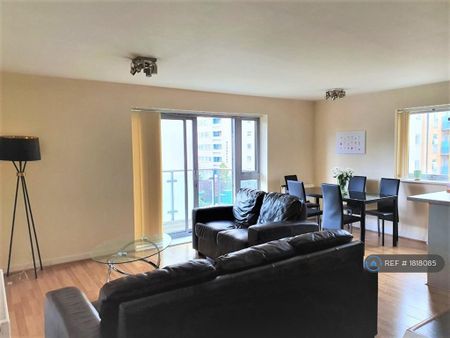 3 bedroom flat to rent - Photo 2