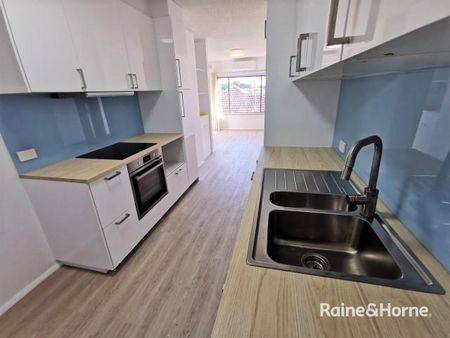 Convenient Living in the Heart of East Gosford! - Photo 2