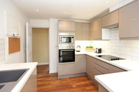 1 bedroom in a house share to rent - Photo 3