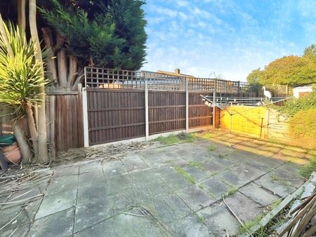 Heath Grove, Sunbury-on-Thames, Surrey, TW16 7TS - Photo 2